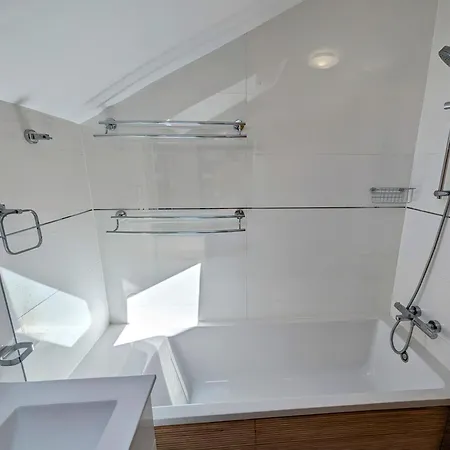 Modern Penthouse - 1 Min From The