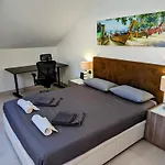 Modern Penthouse - 1 Min From The *