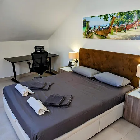 Modern Penthouse - 1 Min From The *