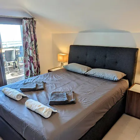 Modern Penthouse - 1 Min From The