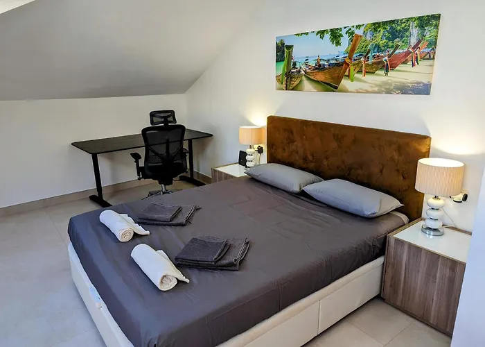 Modern Penthouse - 1 Min From The *