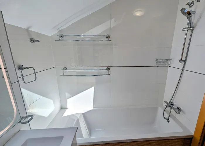 Modern Penthouse - 1 Min From The